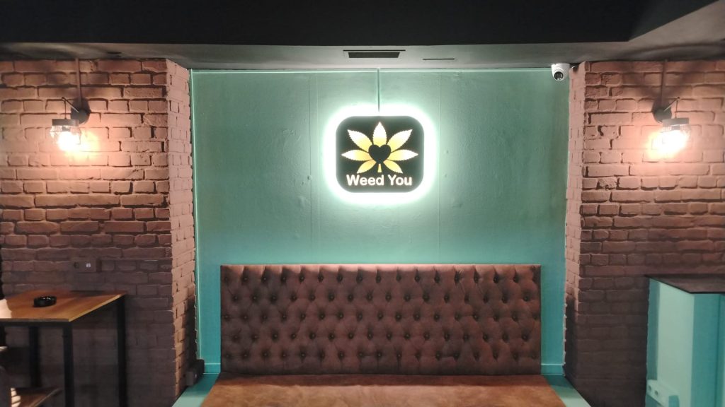 HOME 12 Sofá con logo de Weed You